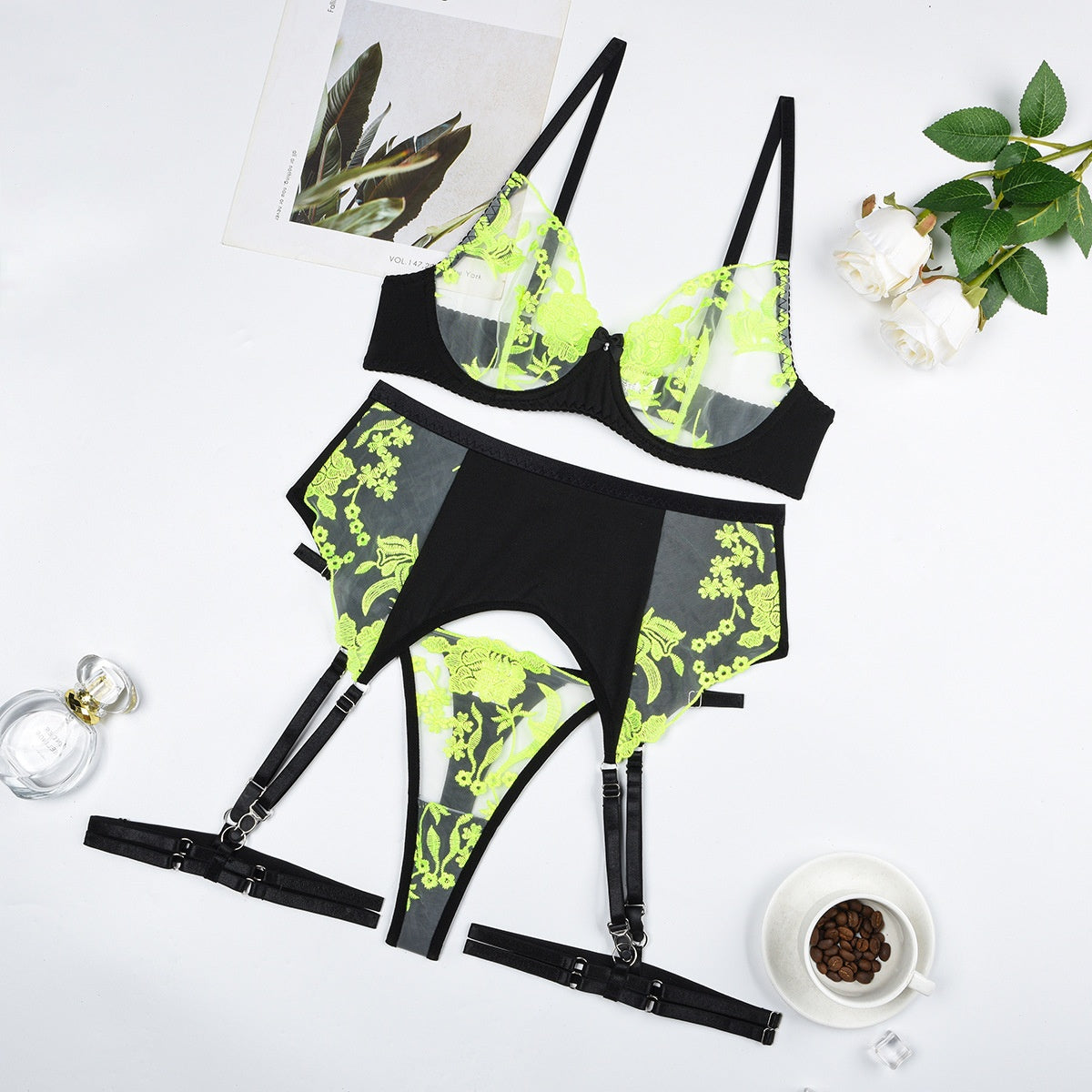 Circle gathering sexy perspective embroidery contrasting color lingerie set